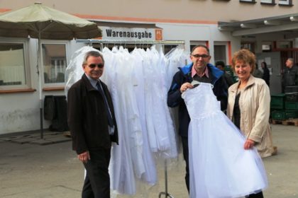 Monis Brautmoden spenden 17 Kommunionskleider für Bedürftige der Tafel
